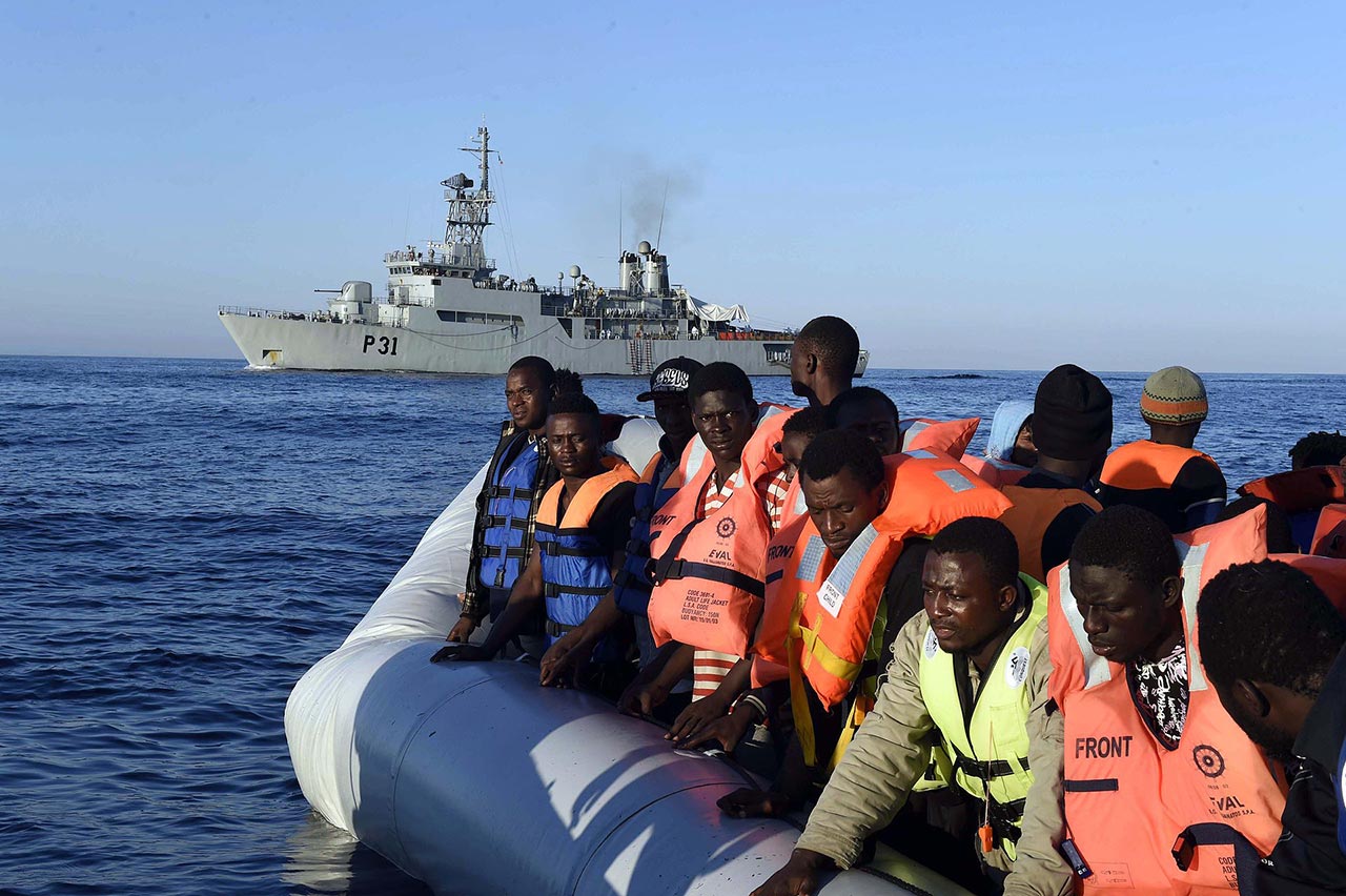 Спасенные мужчины-мигранты доставлены в южные порты Италии, 28 июня 2015 года;   Ирландские силы обороны   LE Eithne Operations 28 июня 2015 г