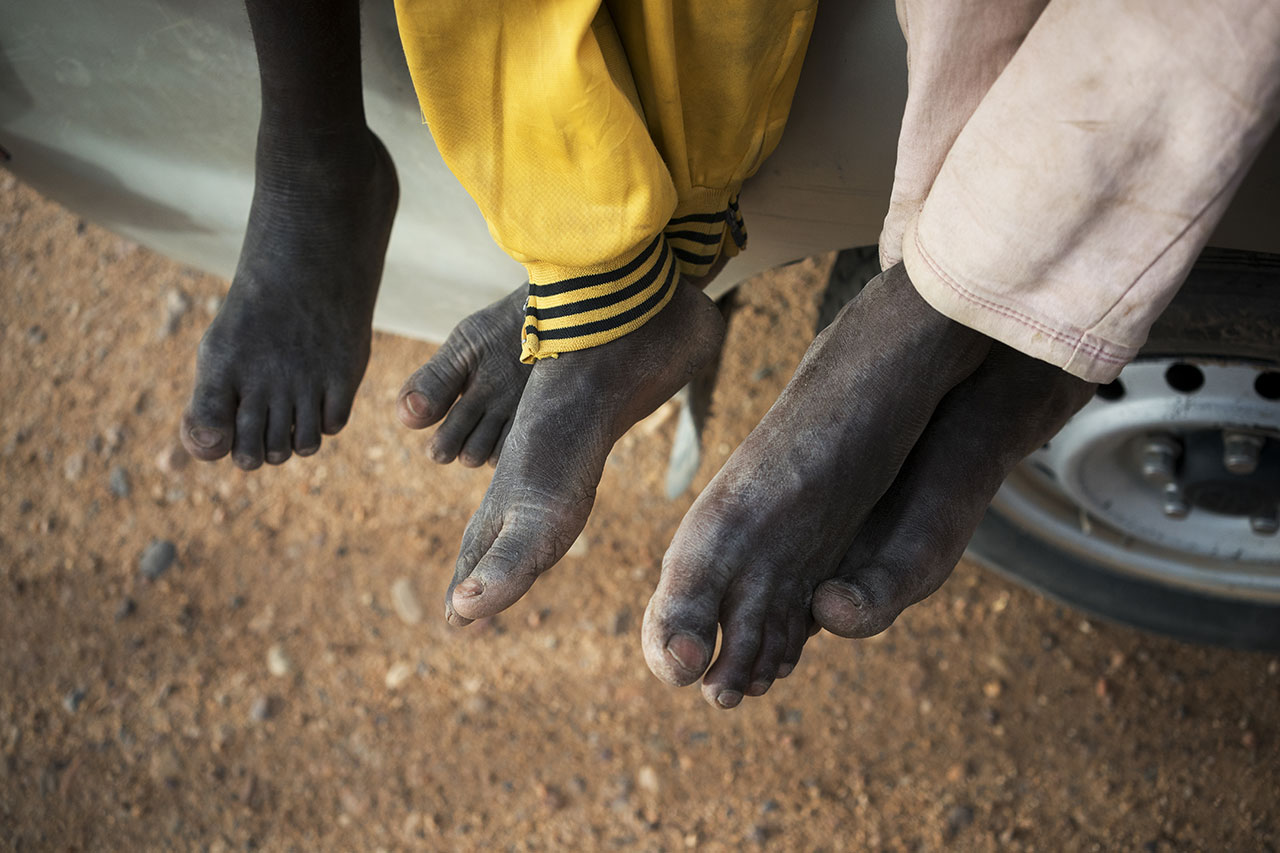 Ноги мигрантов, направляющихся в Ливию